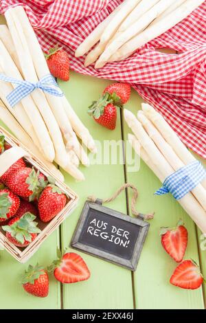 Frischer weißer Spargel und Erdbeeren Stockfoto