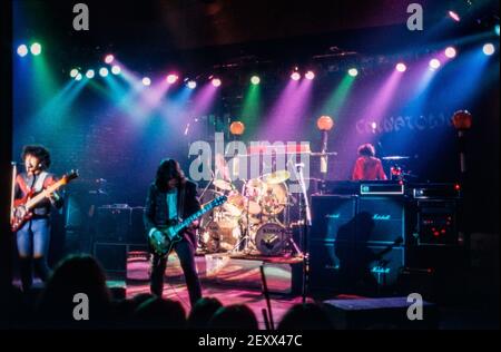 NIJMEGEN, NIEDERLANDE - 13 FEB, 1981 : Thin Lizzy mit Bassist Phil Lynott live auf der Bühne während eines Konzerts in den Niederlanden. Stockfoto