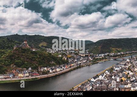 Panorama von Cochem mit der Reichsburg Cochem, Deutschland. Drohnenfotografie. Aus mehreren Bildern erstellt, um ein Panoramabild zu erstellen. Stockfoto