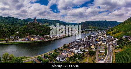 Panorama von Cochem mit der Reichsburg Cochem, Deutschland. Drohnenfotografie. Erstellt aus mehreren Bildern, um ein Panoramabild zu erstellen. Stockfoto