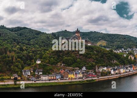 Panorama von Cochem mit der Reichsburg Cochem, Deutschland. Drohnenfotografie. Stockfoto