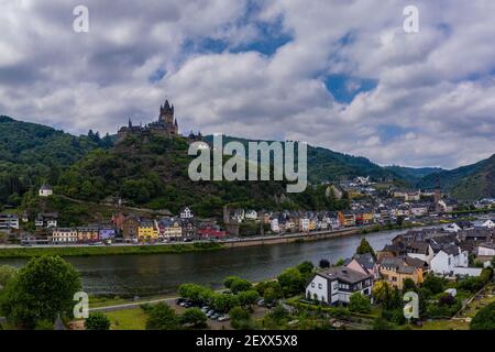 Panorama von Cochem mit der Reichsburg Cochem, Deutschland. Drohnenfotografie. Stockfoto