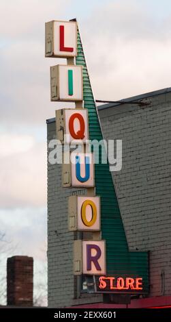 Vertikale Liquor Store Schild Brick Wand Außerhalb Werbung Stockfoto