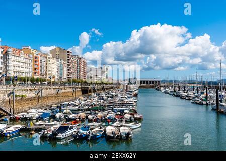 Santander, Spanien - 13. September 2020: Marina im Hafen, sonniger Sommertag Stockfoto