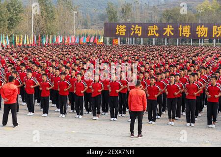 Dengfeng, Henan, China - 17. Oktober 2018: Shaolin Martial Arts School. Die Schüler der Schule der Kampfkunst stehen während des Trainings auf dem Platz. Stockfoto
