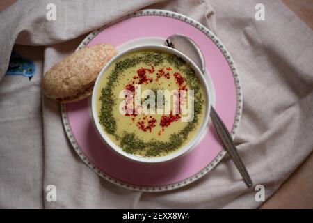 Suppe ist ein Essen, das in vielen Kulturen mit vielen Sorten stattfindet. Diese Suppe aus Joghurt und Squash war exquisit. Stockfoto