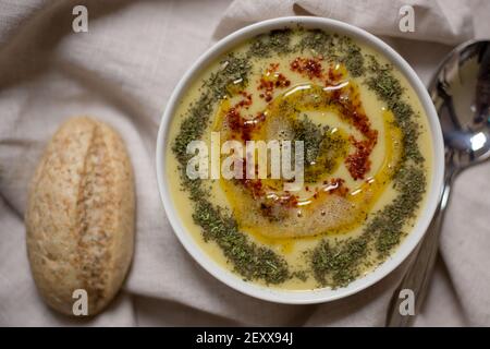 Suppe ist ein Essen, das in vielen Kulturen mit vielen Sorten stattfindet. Diese Suppe aus Joghurt und Squash war exquisit. Stockfoto