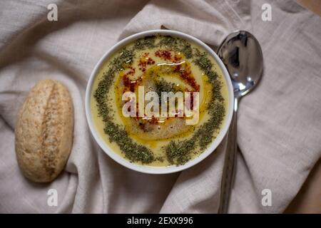 Suppe ist ein Essen, das in vielen Kulturen mit vielen Sorten stattfindet. Diese Suppe aus Joghurt und Squash war exquisit. Stockfoto