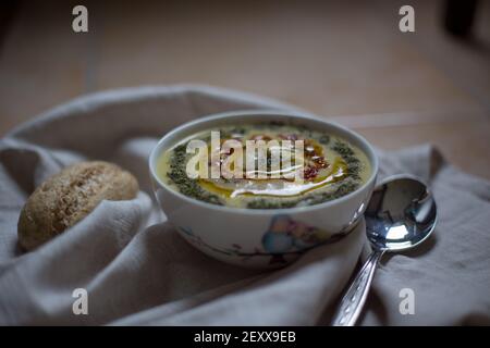 Suppe ist ein Essen, das in vielen Kulturen mit vielen Sorten stattfindet. Diese Suppe aus Joghurt und Squash war exquisit. Stockfoto