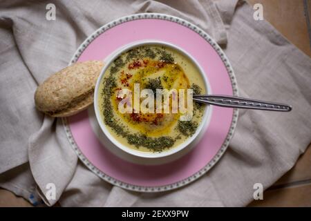 Suppe ist ein Essen, das in vielen Kulturen mit vielen Sorten stattfindet. Diese Suppe aus Joghurt und Squash war exquisit. Stockfoto