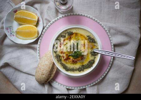 Suppe ist ein Essen, das in vielen Kulturen mit vielen Sorten stattfindet. Diese Suppe aus Joghurt und Squash war exquisit. Stockfoto