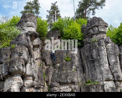 Felswand zum Klettern in der Fränkischen Schweiz Stockfoto