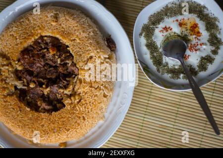 Pilaf mit Fleisch und Küken sind sehr lecker und nahrhafte türkische Lebensmittel und kann in vielerlei Hinsicht gemacht werden. Stockfoto