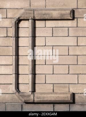 Großer Buchstabe C, bestehend aus leichtem Klinker Stockfoto