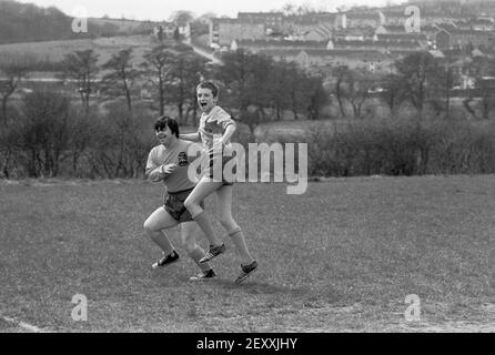 Kinder mit Lernschwierigkeiten an einer speziellen Schule Fußball spielen, Newport, South Wales, 1976 Stockfoto