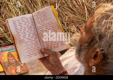 Ein mont beim Lesen des Stechbuches während der kumbh mela in Haridawar.kumbh ist die größte Gemeinde auf der Erde. Stockfoto