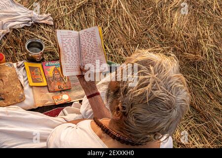 Ein mont beim Lesen des Stechbuches während der kumbh mela in Haridawar.kumbh ist die größte Gemeinde auf der Erde. Stockfoto