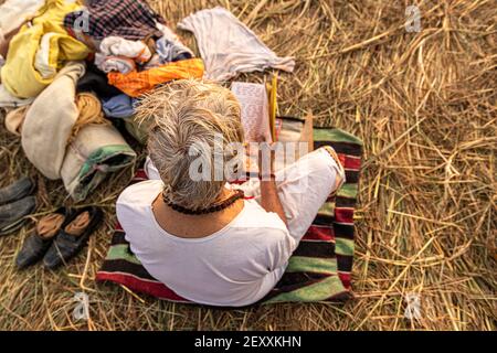 Ein mont beim Lesen des Stechbuches während der kumbh mela in Haridawar.kumbh ist die größte Gemeinde auf der Erde. Stockfoto