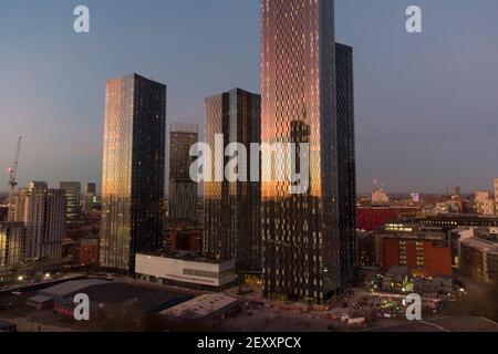 Manchester, Großbritannien, 26th. Februar 2021. Bild zeigt die Deansgate Square Entwicklung auf Owen Street in Manchester City Centre einschließlich der South Tower das höchste Gebäude in der Stadt, Manchester, Großbritannien 26. Februar 2021. Die sich wandelnde Skyline der Wolkenkratzer wurde von einigen mit der von Manhattan verglichen, die den Spitznamen Manchattan cityÕs. Manchester, Großbritannien. Kredit: Jon Super/Alamy. Stockfoto