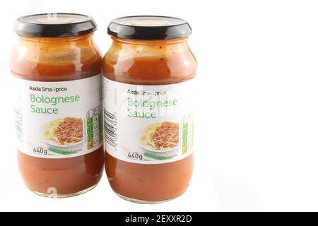 Zwei Gläser Bolognese-Sauce isoliert auf weiß mit Kopierraum auf der rechten Seite. Stockfoto