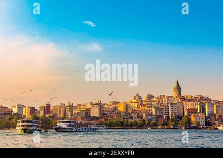 Istanbul, Provinz Istanbul, Türkei. Fährschiffe mit Galata Turm im Hintergrund über dem Goldenen Horn. Stockfoto