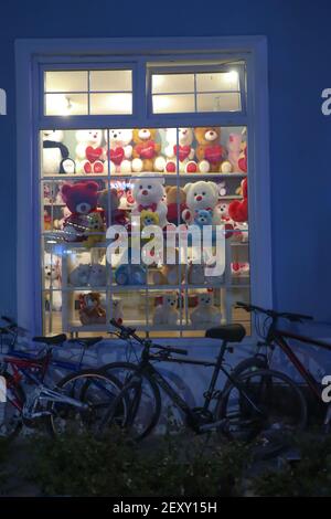 Eine Spielzeugvitrine mit hübschen Teddybären Stockfoto