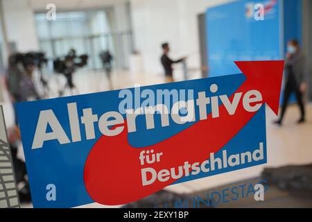 Berlin, Deutschland. März 2021, 03rd. Das AfD-Logo am Eingang zum Fraktionsraum der AfD im Deutschen Bundestag. Quelle: Michael Kappeler/dpa/Alamy Live News Stockfoto