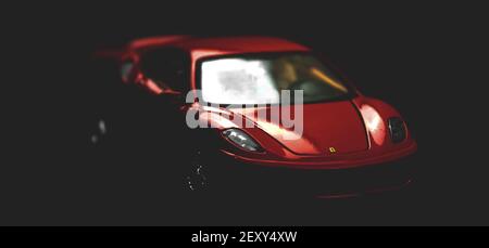 Charkow, Ukraine - 24. Februar 2021: Ferrari F430 Sportauto Spielzeug Nahaufnahme und Makro, schwarzer Hintergrund, Banner-Foto Stockfoto