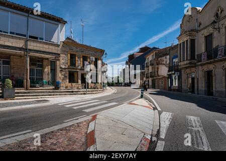 Alcanices, Spanien, Juli 2020 - Straßenansicht der Stadt Alcanices, Zamora, Spanien Stockfoto