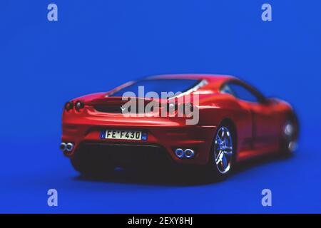 Charkow, Ukraine - 24. Februar 2021: Ferrari F430 Spider Sportauto Spielzeug von hinten, Makro-Foto und Nahaufnahme Stockfoto