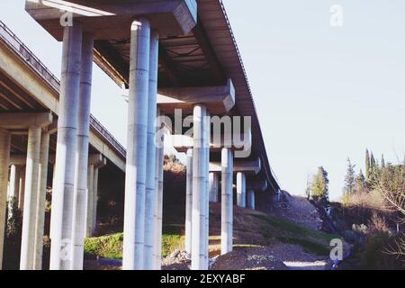 Aufnahme einer Autobahnbrücke während der Bauarbeiten Stockfoto