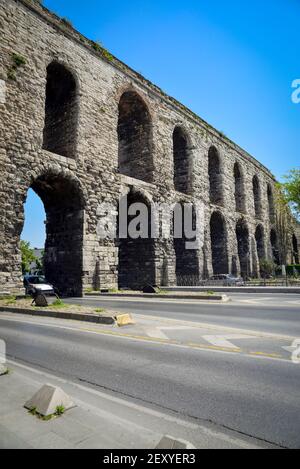 Das Valens Aquädukt ist ein römisches Aquädukt, das das wichtigste Wasserversorgungssystem der oströmischen Hauptstadt Konstantinopel war. Eines der besten im Stockfoto