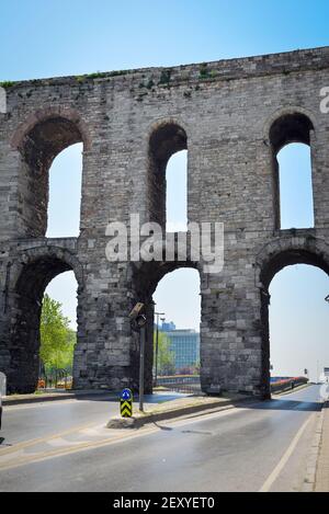 Das Valens Aquädukt ist ein römisches Aquädukt, das das wichtigste Wasserversorgungssystem der oströmischen Hauptstadt Konstantinopel war. Eines der besten im Stockfoto