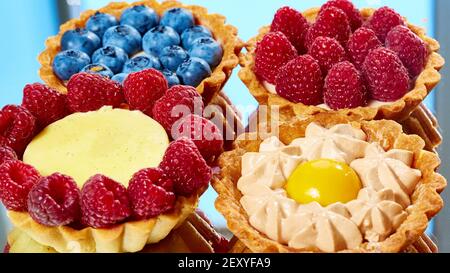 Obsttörtchen mit Himbeeren und Heidelbeeren Stockfoto