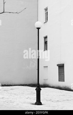 Lampenmast in dunkler Ecke des Hofes in der Altstadt Stockfoto