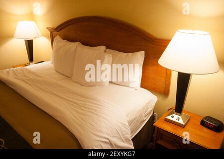 Flauschige Komfortable Kingsize-Bett Lampen Nachttische Stockfoto