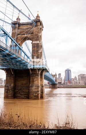 Sturm über Suspension Bridge Newport Kentucky Cincinnati Ohio River Stockfoto