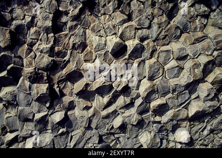 Basaltsteinsäulen aus nächster Nähe am schwarzen Strand von Reynisfjara Stockfoto