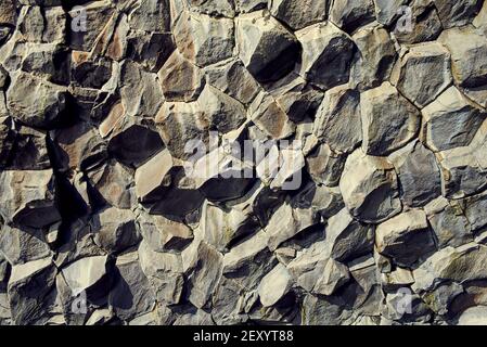 Basaltsteinsäulen aus nächster Nähe am schwarzen Strand von Reynisfjara Stockfoto