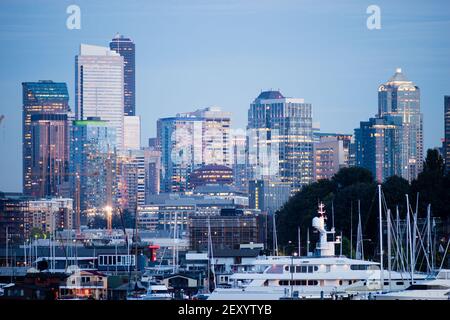 Luxus Yachten Boote den Union See Seattle Downtown Skyline der Stadt. Stockfoto