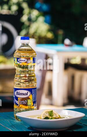 BRCKO, BOSNIEN UND HERZEGOWINA - 03. Jul 2019: Flasche Öl mit leckerem Essen auf dem Tisch im Garten Stockfoto