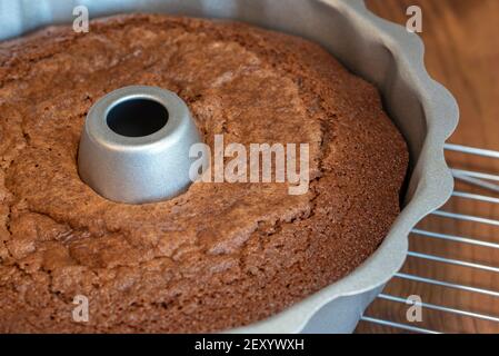 Teilweise Blick auf einen leckeren Schokoladenkuchen frisch gebacken In den Schimmelkuchen Stockfoto