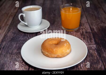 Leckeres Frühstück mit Donut-Kaffee und Orangensaft Stockfoto