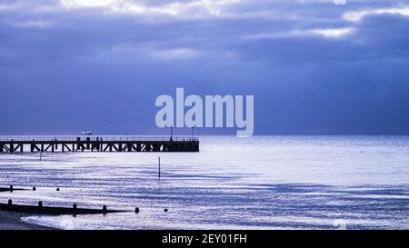 Themse Mündung vor Sonnenaufgang auf einem klaren und kalten Marsch Morgen mit Schiff am Anker und Old Barge Pier in Anzeigen Stockfoto