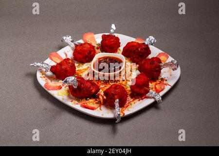 Hähnchen Lollipop gegrillter Tandoor Tandoori Non Veg mit Schezwan Dip Chutney Stockfoto