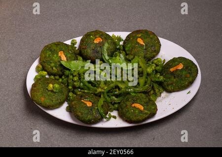 Hara bhara Kabab oder Kebab ist ein indischer vegetarischer Snack Rezept, das mit grünen Minze Cutney auf einem launischen Hintergrund serviert wird. Selektiver Fokus Stockfoto