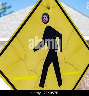 Straßenschild mit Umriss einer Person mit einem Echtes Bild für den Kopf Stockfoto