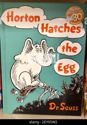 OCEAN SPRINGS, USA - 03. März 2021: Nahaufnahme der Horton Hatches The Egg von Dr. Seuss. Stockfoto