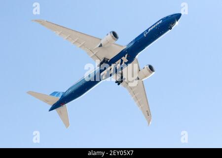 Mesa, USA. März 2021, 04th. Das neue Großraumflugzeug Boeing 777X durchläuft am 4. März 2021 einen Testflug über ein Viertel in Mesa, Arizona, USA. Dieses Flugzeug wird der größte und effizienteste zweimotorige Jet der Welt sein und 10 Prozent weniger Treibstoff und Emissionen sowie 10 Prozent geringere Betriebskosten liefern. Mit geräumigen, breiten Kabinen und Innovationen aus dem 787 Dreamliner wird der 77X voraussichtlich das Flugerlebnis der Zukunft bieten. (Foto von Alexandra Buxbaum/Sipa USA) Quelle: SIPA USA/Alamy Live News Stockfoto