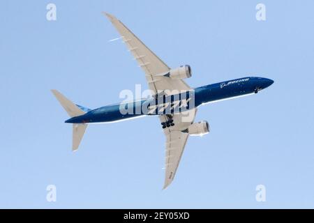 Mesa, USA. März 2021, 04th. Das neue Großraumflugzeug Boeing 777X durchläuft am 4. März 2021 einen Testflug über ein Viertel in Mesa, Arizona, USA. Dieses Flugzeug wird der größte und effizienteste zweimotorige Jet der Welt sein und 10 Prozent weniger Treibstoff und Emissionen sowie 10 Prozent geringere Betriebskosten liefern. Mit geräumigen, breiten Kabinen und Innovationen aus dem 787 Dreamliner wird der 77X voraussichtlich das Flugerlebnis der Zukunft bieten. (Foto von Alexandra Buxbaum/Sipa USA) Quelle: SIPA USA/Alamy Live News Stockfoto